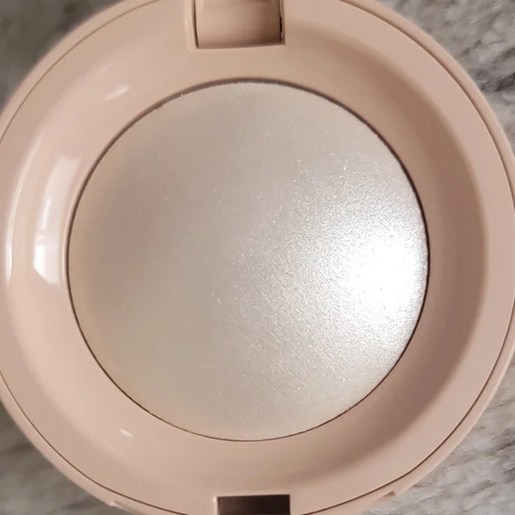 Enlighten - Rare Beauty Highlighter Selena Gomez - Picture 4 of 14